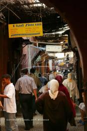 Image du Maroc Professionnelle de  De la place Djemaa El Fanaa on accède à Derb Riad Zitoune, une atmosphère magique dans ces ruelles au centre de la médina de Marrakech, cet axe nous mènent au Palais El Bahia , Ksar el Badiaa et au Mellah le quartier juif de Marrakech, le 9 Août 2006. (Photo / Abdeljalil Bounhar)